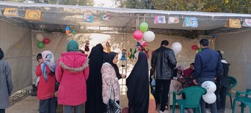 ارائه خدمات فرهنگی غرفه کتابخانه‌ عمومی حضرت زهرا(س)، در همایش پیاده روی شهرحمیدیا