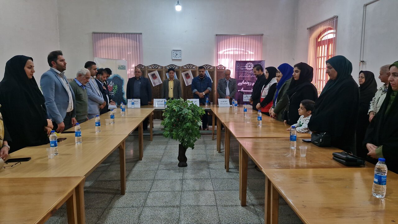 مجموعه شعر «خواب گلابی» در زرقان رونمایی شد