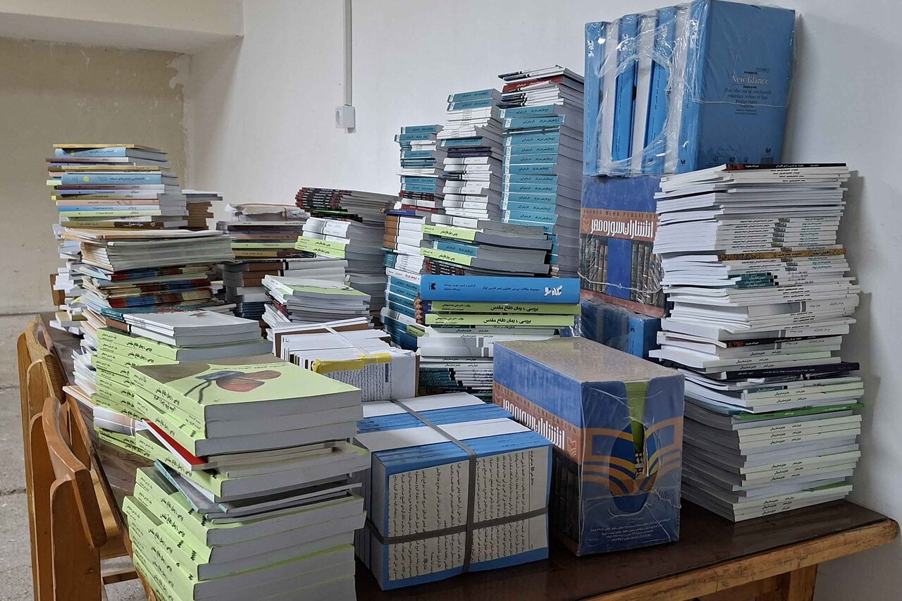 اهدای ۱۲۰۰ جلد کتاب از سوی حوزه هنری انقلاب اسلامی استان ایلام