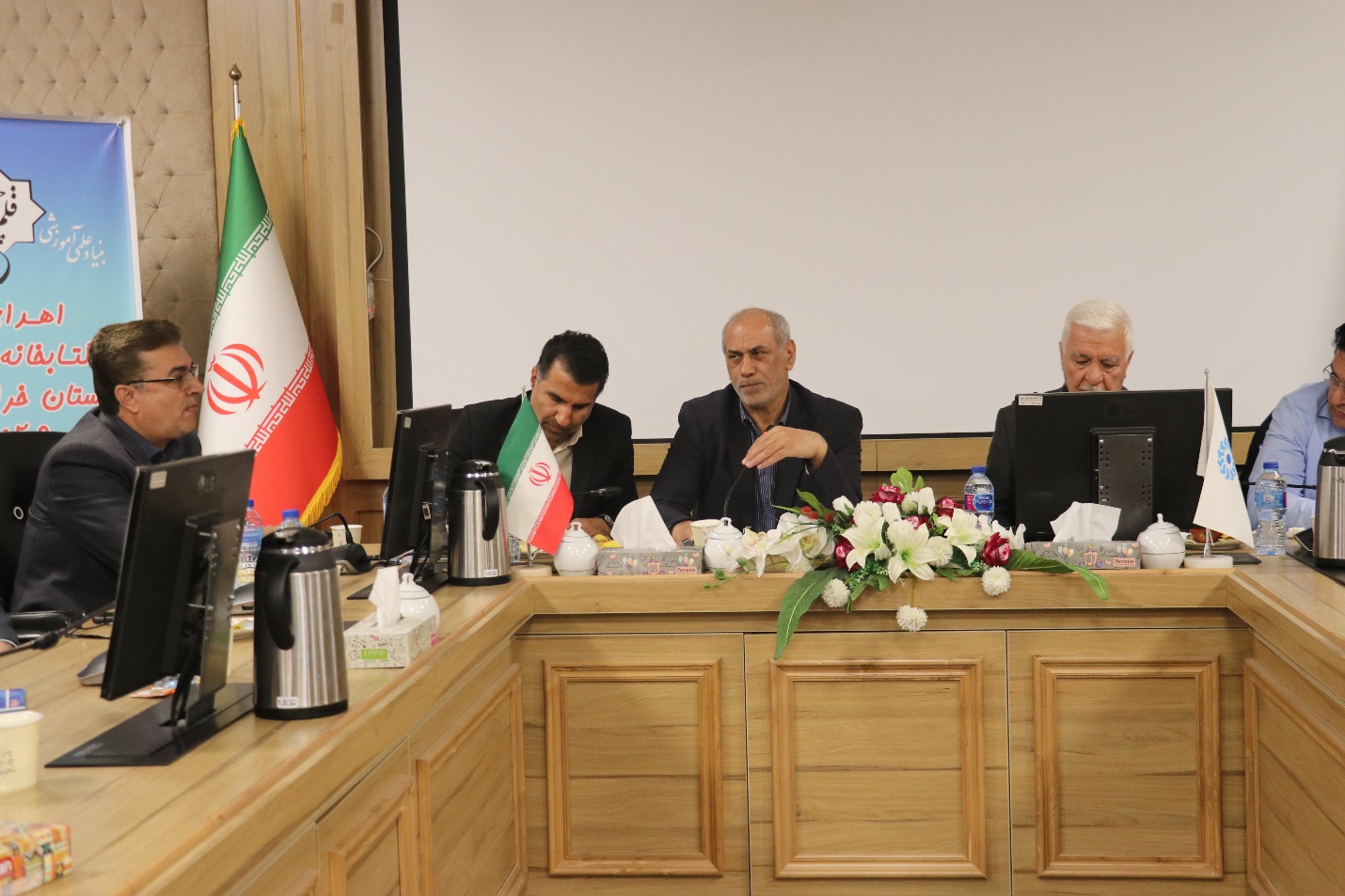 نشست سرپرست اداره‌کل کتابخانه‌های عمومی استان خراسان رضوی با مسئولان قلم‌چی