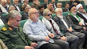 رونمایی از کتاب «سیبل صورتی» در یزد