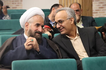 رونمایی از کتاب «سیبل صورتی» در یزد