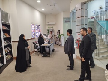 بازدید مدیرعامل دارالعرفان از کتابخانه مرکزی قم