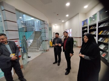 بازدید مدیرعامل دارالعرفان از کتابخانه مرکزی قم