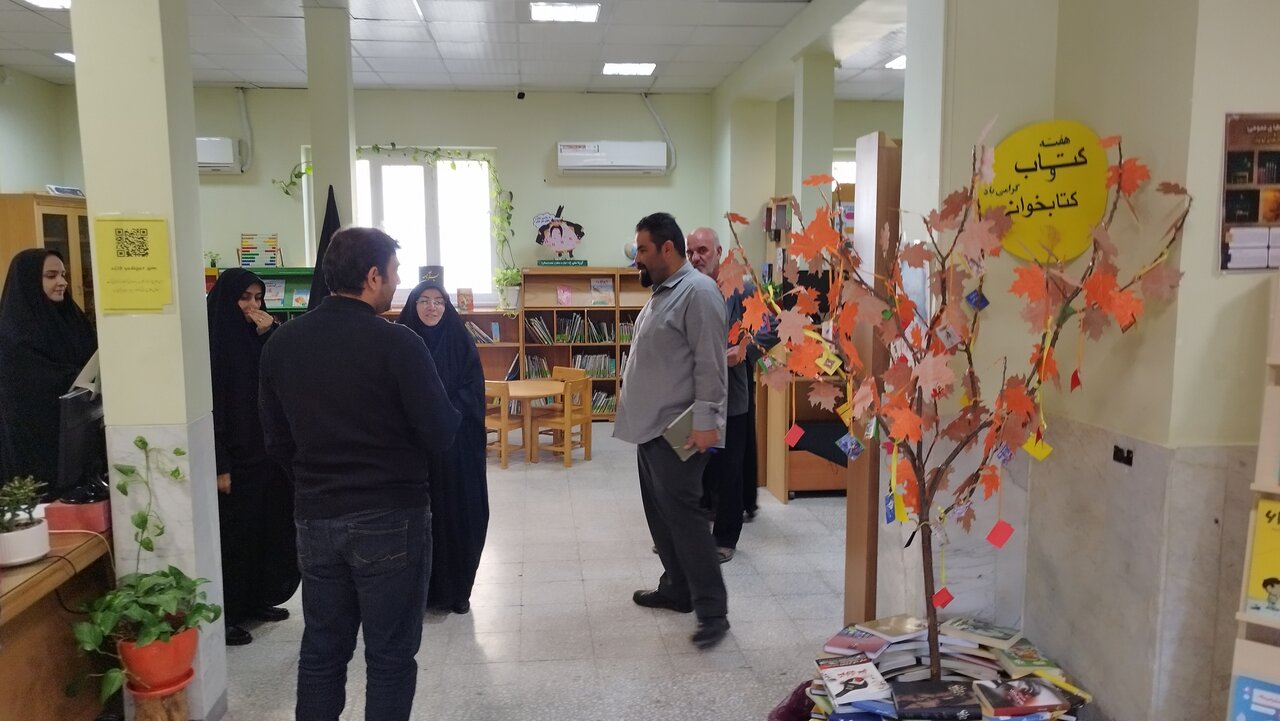 بازدید سرپرست اداره‌کل کتابخانه‌های عمومی استان قم از کتابخانه یادگار امام (ره)