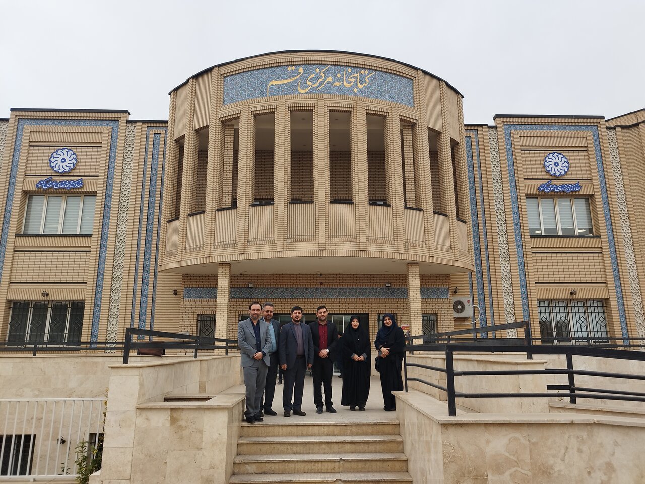 بازدید مدیرعامل موسسه دارالعرفان از کتابخانه مرکزی قم