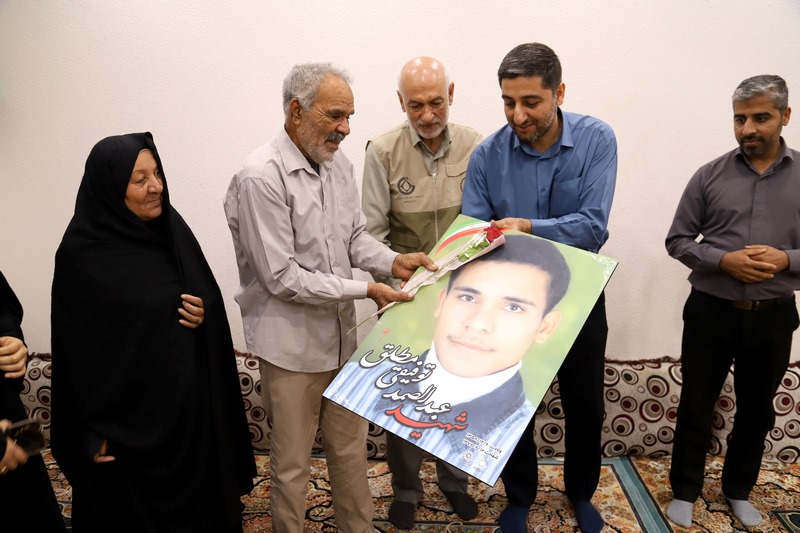 ادای احترام به مادر شهید؛ بانویی که فرزندش را برای امنیت این خاک تقدیم کرد