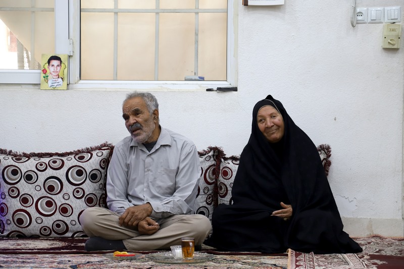 ادای احترام به مادر شهید؛ بانویی که فرزندش را برای امنیت این خاک تقدیم کرد