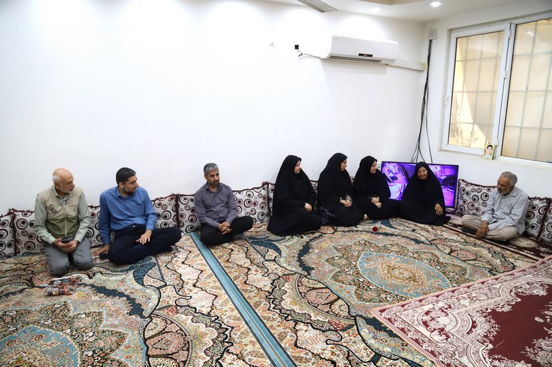 ادای احترام به مادر شهید؛ بانویی که فرزندش را برای امنیت این خاک تقدیم کرد