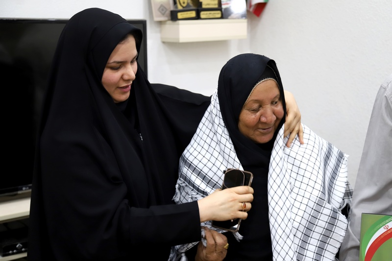 ادای احترام به مادر شهید؛ بانویی که فرزندش را برای امنیت این خاک تقدیم کرد