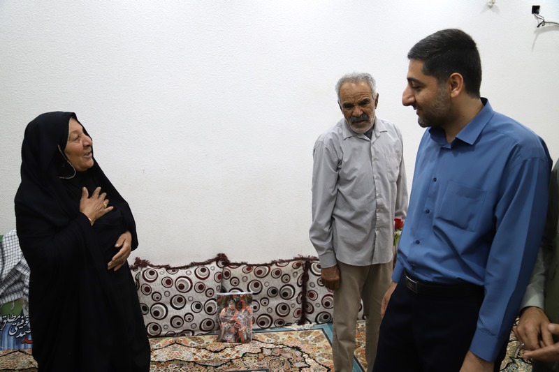 ادای احترام به مادر شهید؛ بانویی که فرزندش را برای امنیت این خاک تقدیم کرد