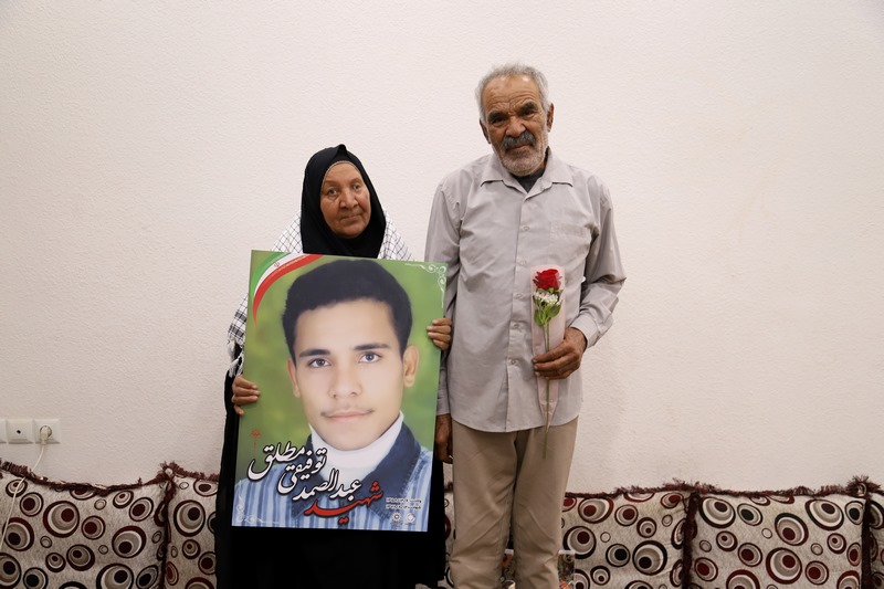 ادای احترام به مادر شهید؛ بانویی که فرزندش را برای امنیت این خاک تقدیم کرد