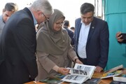 بازدید فرزانه انصاری از غرفه کتابخانه‌های عمومی قصرشیرین در هفته پژوهش