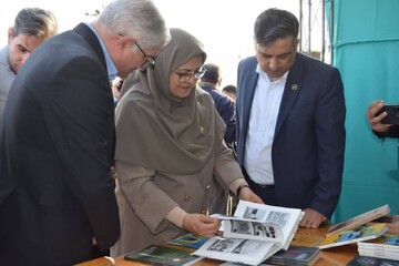 بازدید معاون رئیس‌جمهور غرفه کتابخانه های قصرشیرین