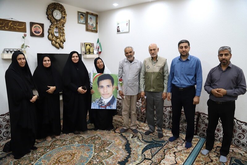 ادای احترام به مادر شهید؛ بانویی که فرزندش را برای امنیت این خاک تقدیم کرد