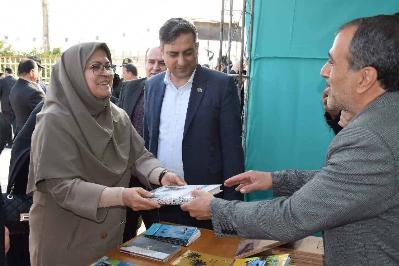 بازدید فرزانه انصاری از غرفه کتابخانه‌های عمومی قصرشیرین در هفته پژوهش