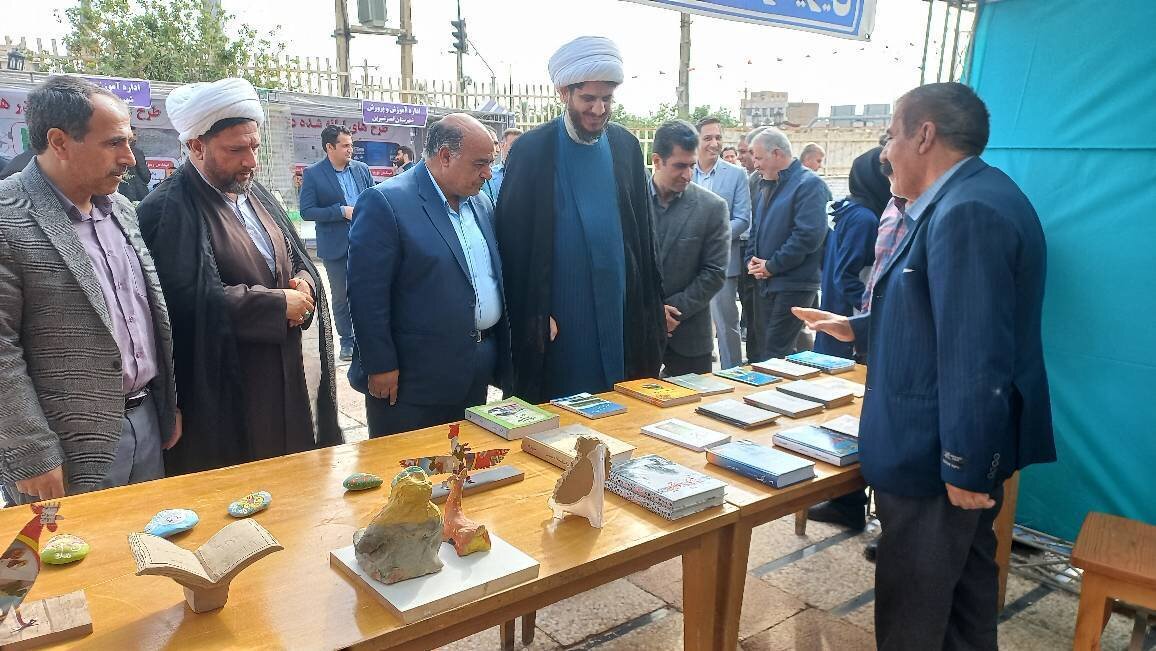 بازدید فرزانه انصاری از غرفه کتابخانه‌های عمومی قصرشیرین در هفته پژوهش