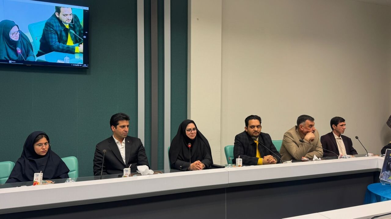 از نسخه بریل کتاب «صدای تاریکی» در یزد رونمایی شد