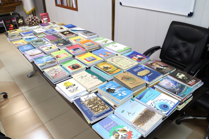 هدیه ویژه استاندار بوشهر به کتابخانههای عمومی استان