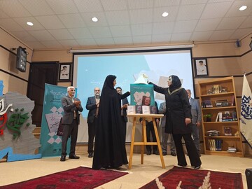 آیین رونمایی کتاب‌های «خه‌و لوان» و «مستعلیق» در ایلام