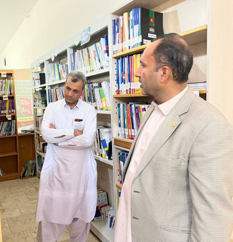 بازدید نماینده مردم سراوان در مجلس شورای اسلامی از کتابخانه عمومی شهید مطهری