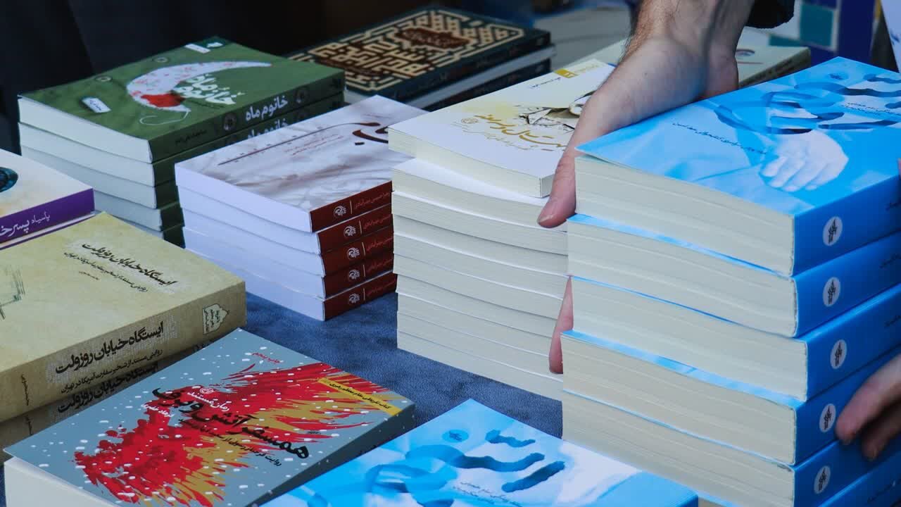 کتاب «روحالله» در اراک نقد و بررسی شد