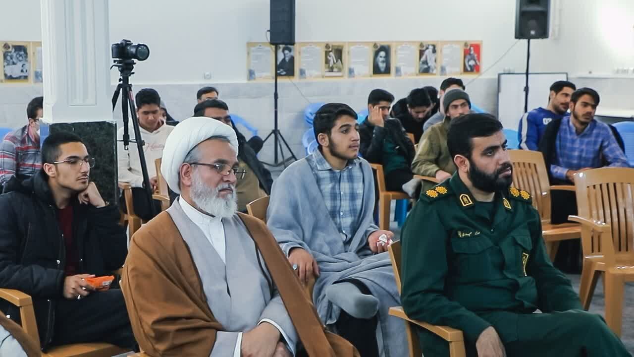 کتاب «روحالله» در اراک نقد و بررسی شد