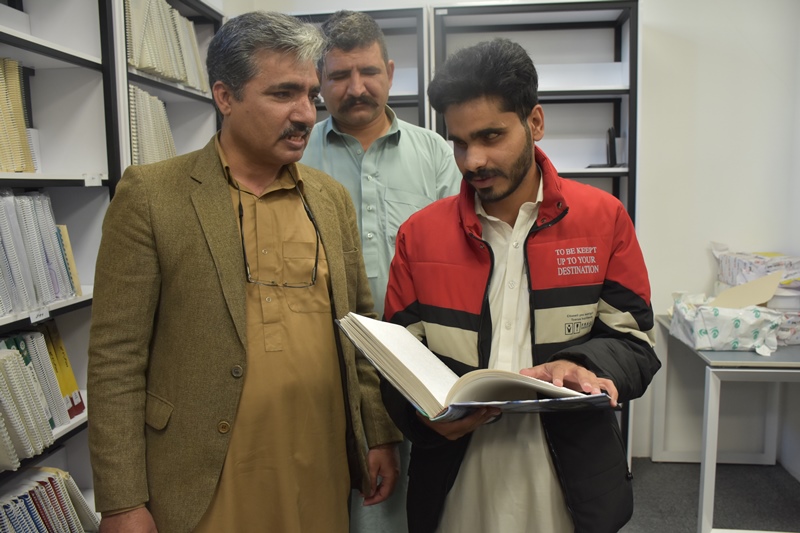 بازدید جمعی از روشندلان سیستان و بلوچستان از بخش نابینایان کتابخانه امام خمینی(ره) مشهد