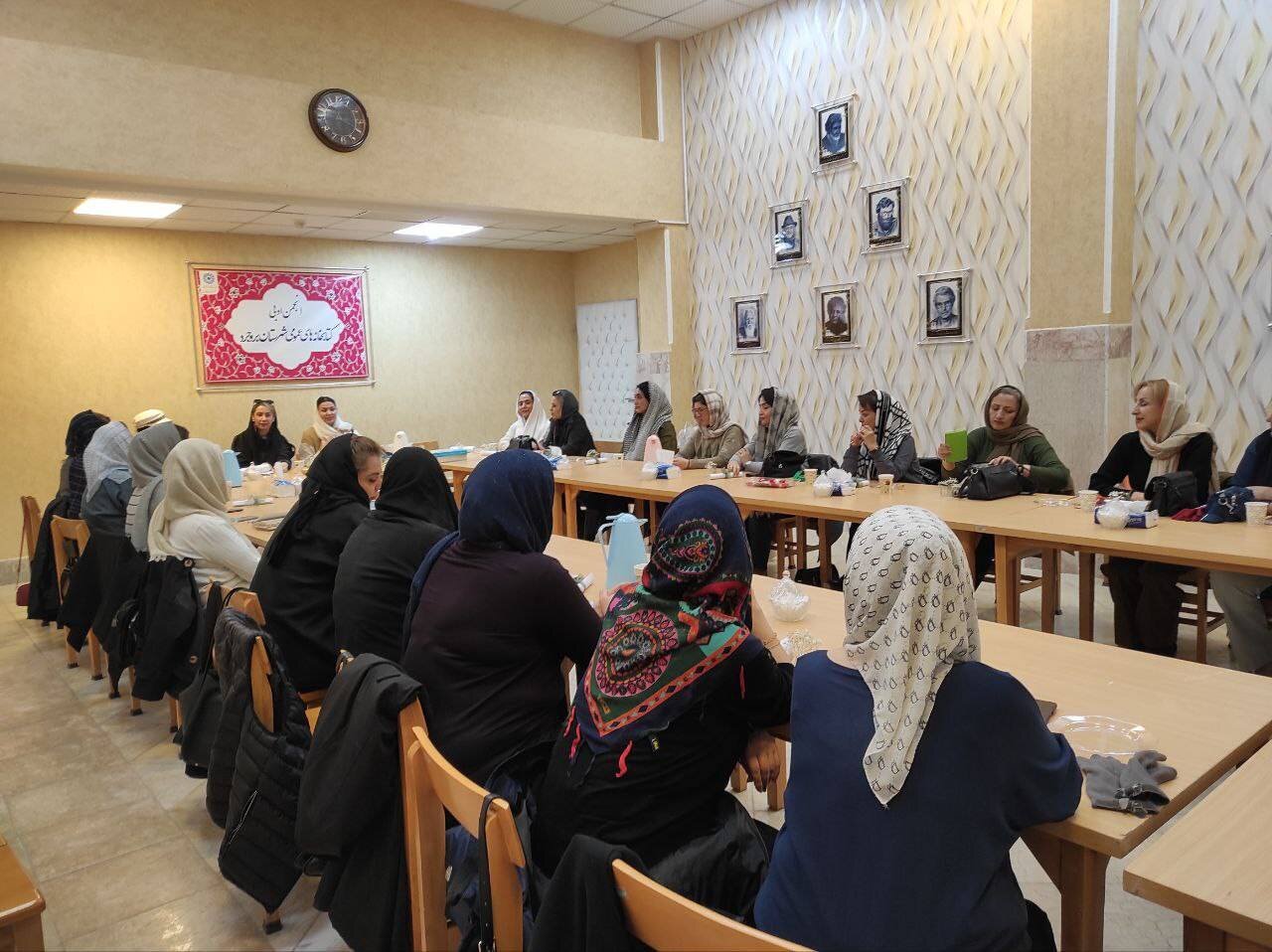 نشست مطالعاتی بانوان به میزبانی کتابخانه شهید باهنر بروجرد برگزار شد