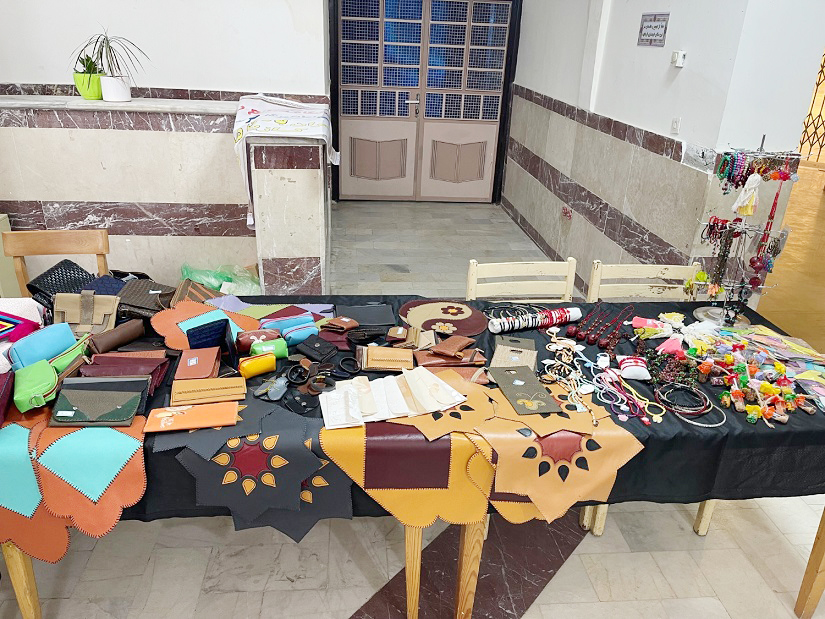 نمایشگاه آثار دستی بانوان هنرمند، در کتابخانه شهید ملامحمد امینی سقز