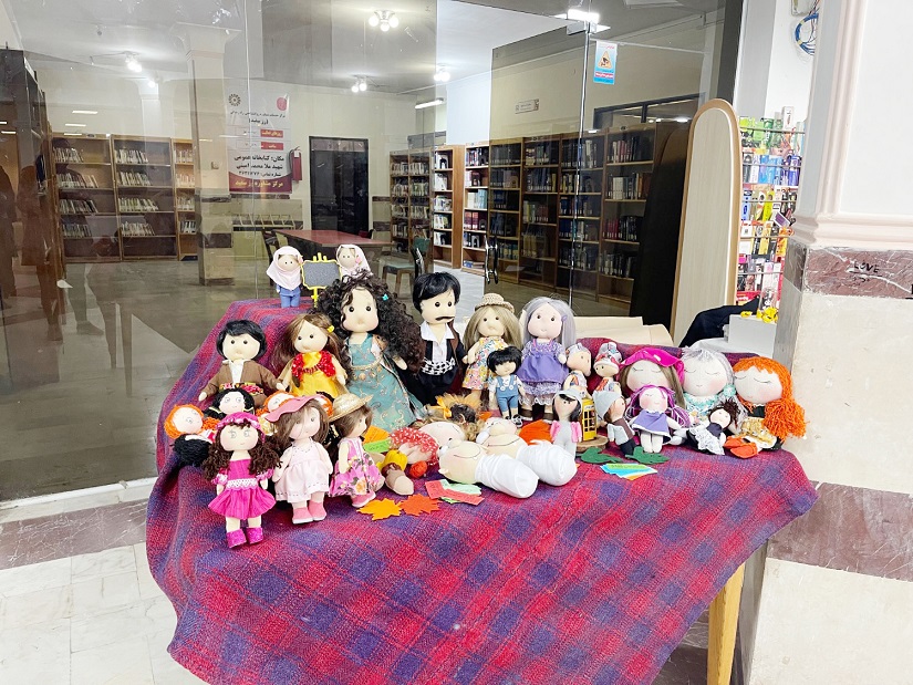 نمایشگاه آثار دستی بانوان هنرمند، در کتابخانه شهید ملامحمد امینی سقز