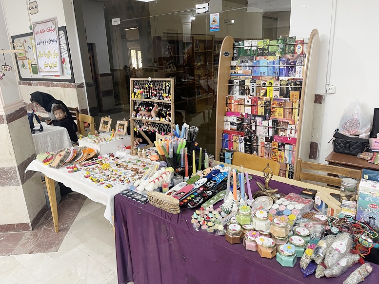 نمایشگاه آثار دستی بانوان هنرمند، در کتابخانه شهید ملامحمد امینی سقز