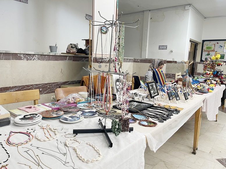 نمایشگاه آثار دستی بانوان هنرمند، در کتابخانه شهید ملامحمد امینی سقز