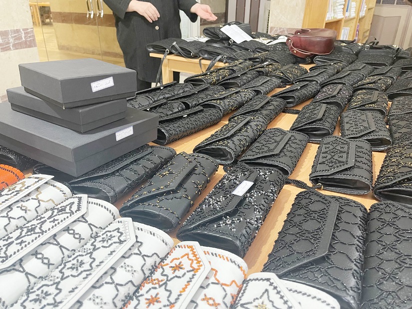 نمایشگاه آثار دستی بانوان هنرمند، در کتابخانه شهید ملامحمد امینی سقز