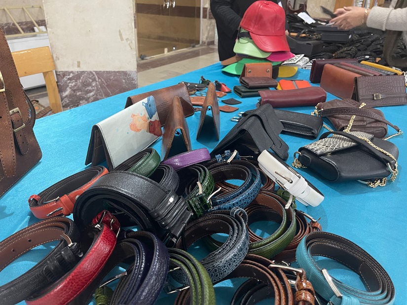 نمایشگاه آثار دستی بانوان هنرمند، در کتابخانه شهید ملامحمد امینی سقز