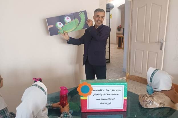 بازدید دانش‌آموزان از کتابخانه امام رضا (ع) خرو