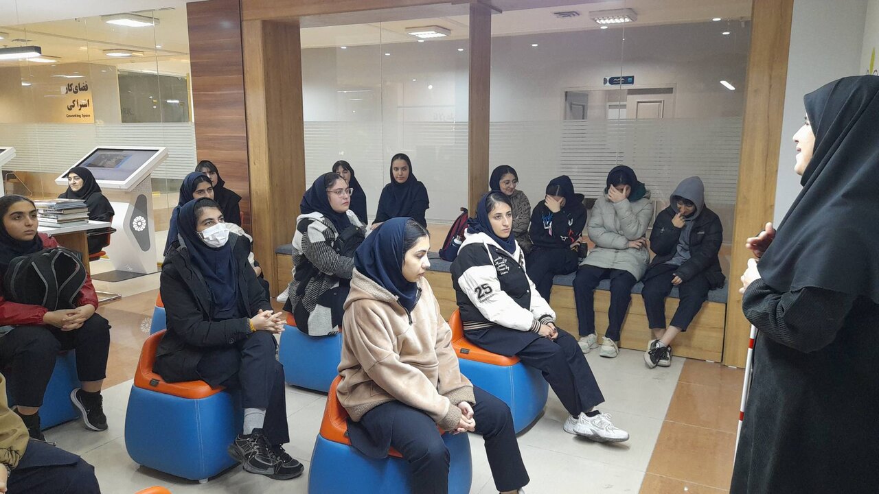 کارگاه «آشنایی با چالش‌ها و نیازهای نابینایان و کم‌بینایان» در کتابخانه مرکزی ارومیه