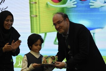 مادر کتاب خوان