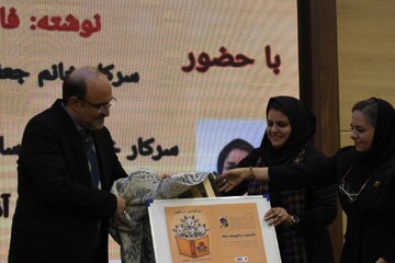 مادر کتاب خوان