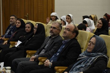 مادر کتاب خوان