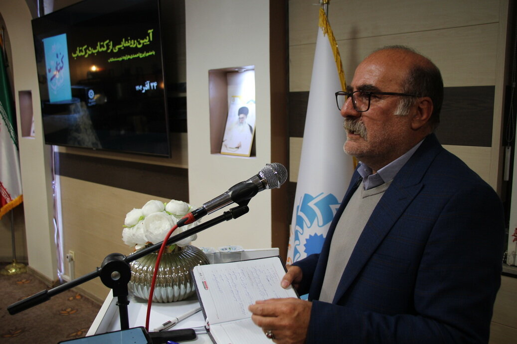 نشست رونمایی و بررسی «کتاب در کتاب» در اراک برگزار شد