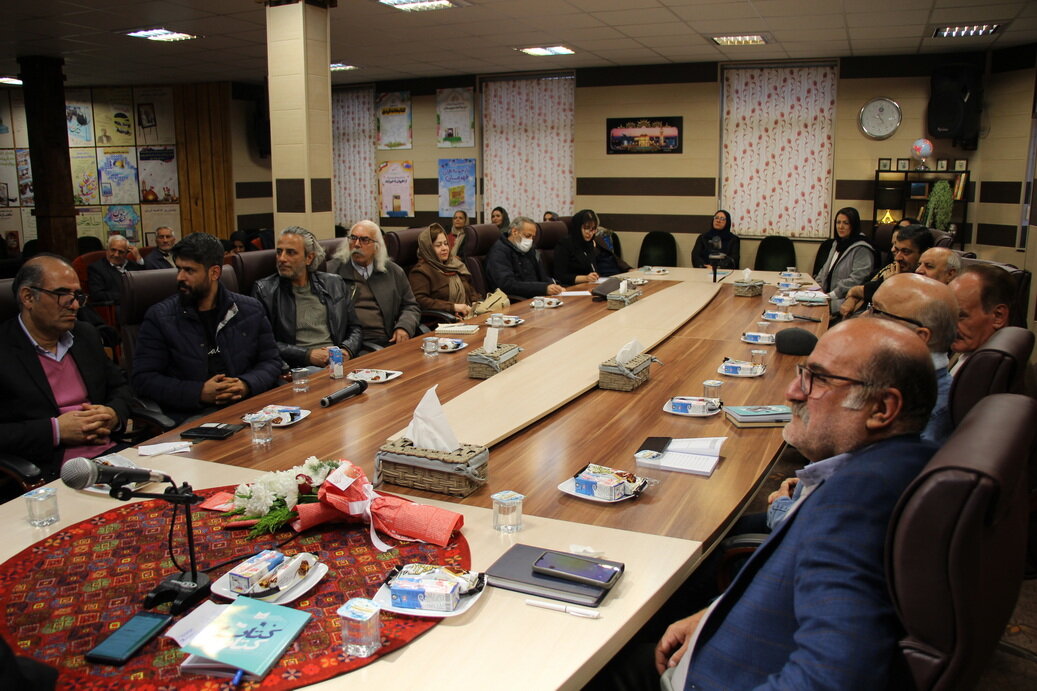 نشست رونمایی و بررسی «کتاب در کتاب» در اراک برگزار شد