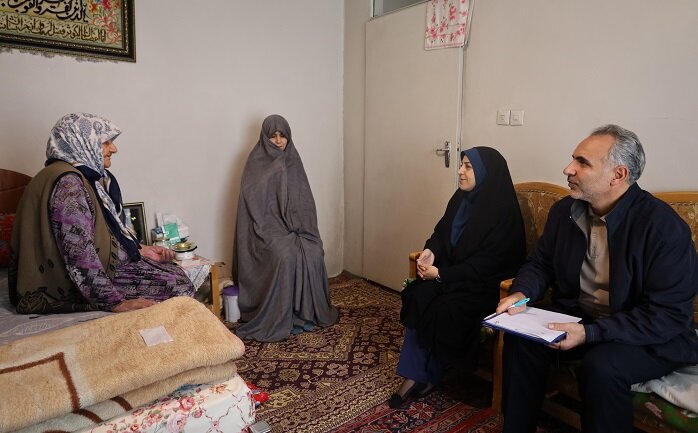 دیدار مدیرکل کتابخانههای عمومی آذربایجانغربی با خانواده شهید محمد ولیپور