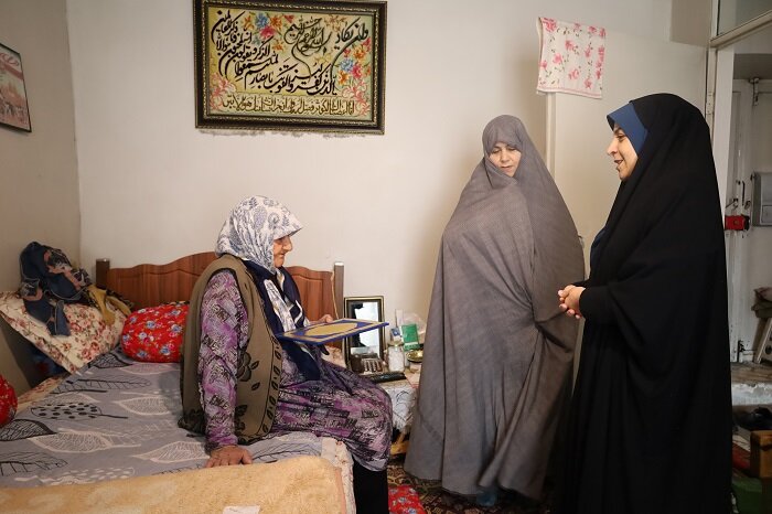 دیدار مدیرکل کتابخانههای عمومی آذربایجانغربی با خانواده شهید محمد ولیپور