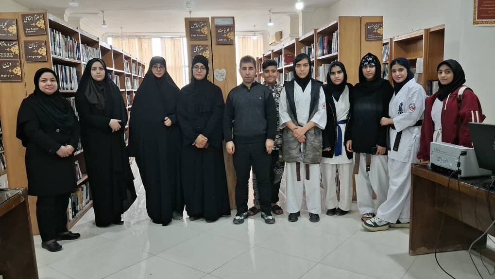 بازدید تیم کاراته بانوان از کتابخانه و دیدار با بانوی جانباز در حمیدیه صورت گرفت