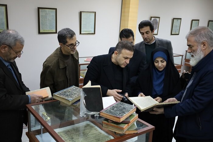 اهدای ۳۴۴ جلد کتاب و سند تاریخی توسط بنیاد ایرانشناسی شعبه آذربایجانغربی به کتابخانه مرکزی