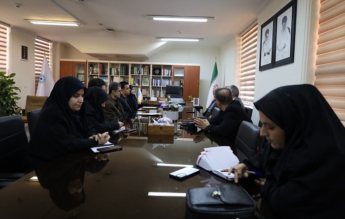 اهدای ۳۴۴ جلد کتاب و سند تاریخی توسط بنیاد ایرانشناسی شعبه آذربایجانغربی به کتابخانه مرکزی