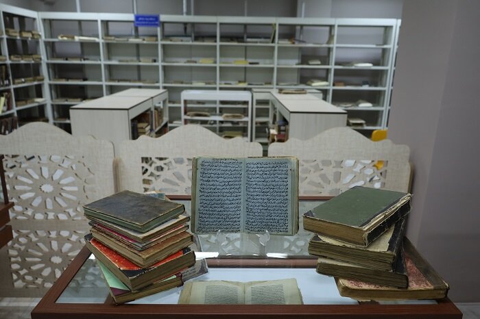 اهدای ۳۴۴ جلد کتاب و سند تاریخی توسط بنیاد ایرانشناسی شعبه آذربایجانغربی به کتابخانه مرکزی