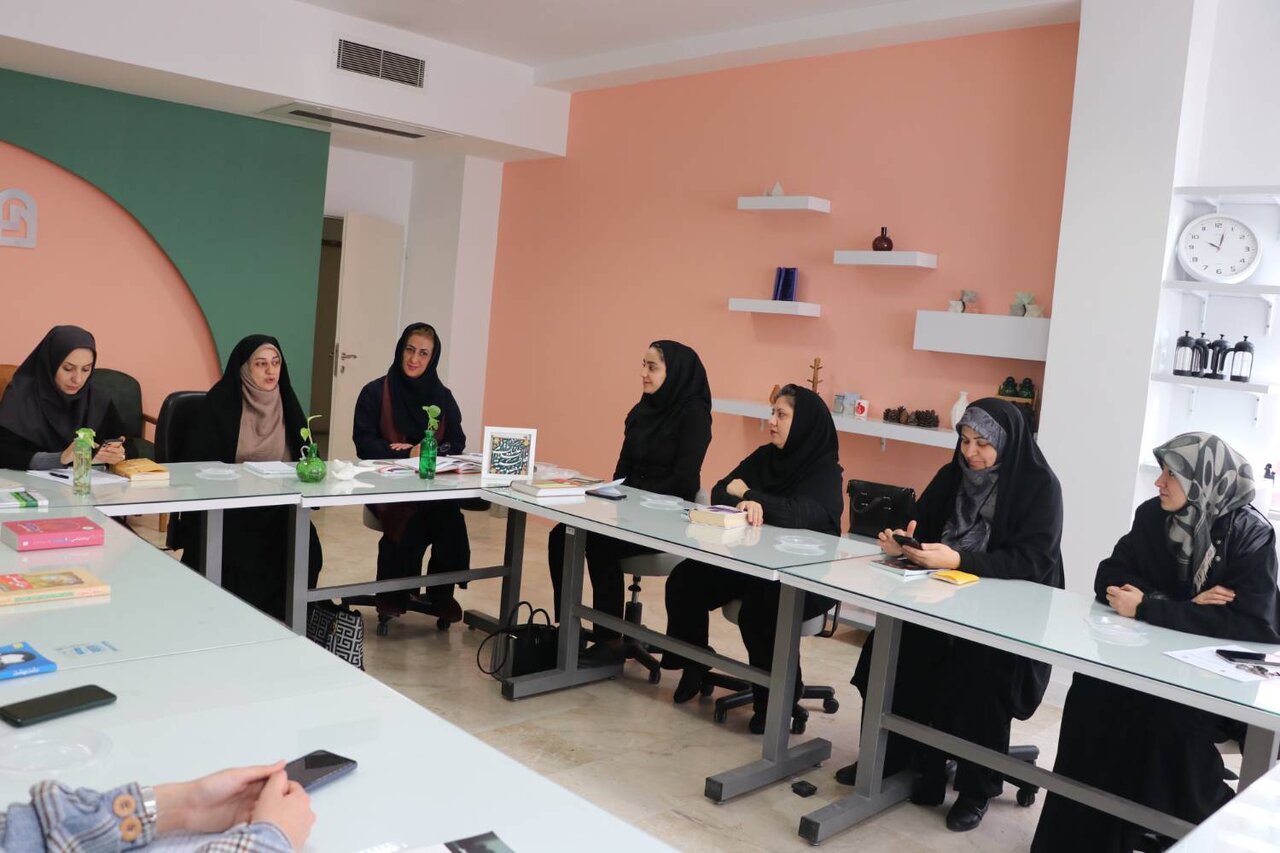 نشست کتاب خوان بانوان قزوین