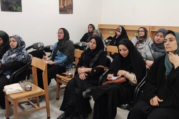 کارگاه خانواده با موضوع «رفتار با نوجوان» با تاکید بر ضرورت شناخت دنیای نوجوانان، تقویت گفت‌وگوی مؤثر در خانواده و نقش والدین در ایجاد امنیت روانی در کتابخانه عمومی زنده‌یاد فروغ‌السادات (فاطمه) میرصد